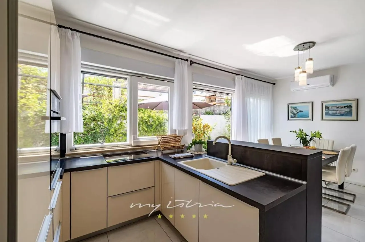 Rooftop Spa Apartment Trogir